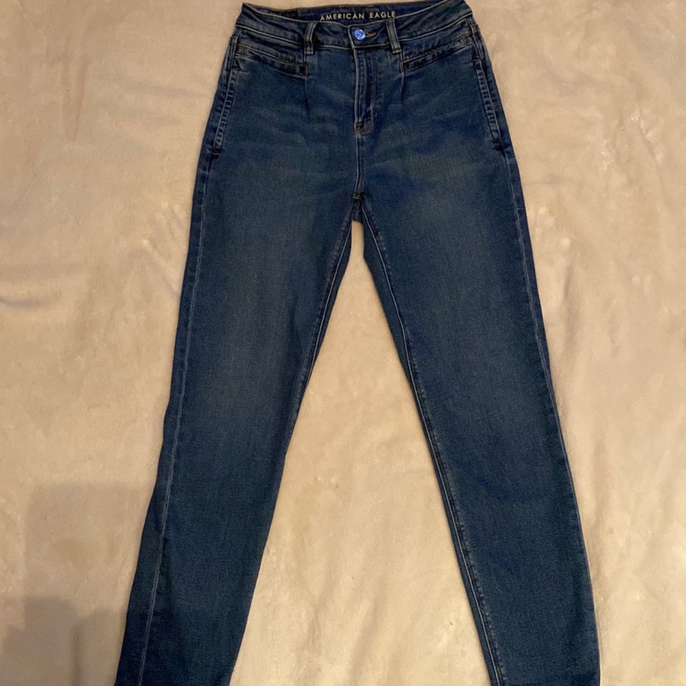 American Eagle sz 2 stretch Mom jean with front pleats in classic blue.EUC! Cute